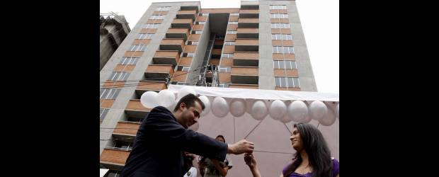 Envigado puso en lo alto un Corazón de 180 casas | Jaime Pérez | La familia Gómez Ramírez, en representación del primer grupo de beneficiados, fue la primera en recibir las llaves de los apartamentos de Corazón Envigado. El alcalde, José Diego Gallo Riaño, entregó las del apartamento 1301, de una de las tres torres de 15 pisos. Ya se empezaron a ocupar los primeros 86.
