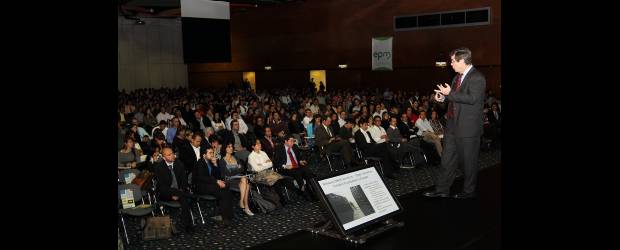 Medellín avanza como referente de innovación | Hernán Vanegas | En Plaza Mayor se iniciaron ayer las Charlas n, un programa de la Alcaldía de Medellín, EPM, Une y Ruta N para motivar a los emprendedores. En la foto, Henry Chesbrough durante la conferencia, ante un auditorio colmado.