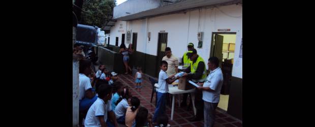 A los niños de Doradal les llenaron el morral de útiles | Cortesía Policía Doradal | La solidaridad se hizo sentir en Doradal. Los pequeños recibieron dotación escolar para adelantar con más comodidad sus estudios, gracias a una campaña liderada por la Policía de esa localidad.