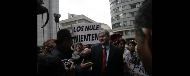 Moreno se defiende atacando a Ordónez | Germán Enciso, Colprensa-Bogotá | Algunos seguidores del senador Iván Moreno Rojas fueron a mostrarle su respaldo a la entrada de la Procuraduría General de la Nación, donde empezó ayer la audiencia por el proceso que se le sigue.