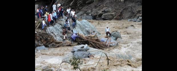 Aumento de lluvias tiene en alerta 8 departamentos | Colprensa, Toribío-Cauca | El río Negro se represó en la vereda La Playa, de Toribío, Cauca, y obligó la evacuación de 200 personas que fueron albergadas en una iglesia evangélica y un centro de acopio. Dos puentes de la población quedarón destruidos.