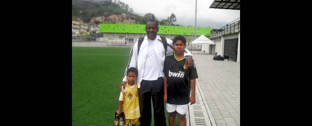 La alegría de Mosquera llega con las vacaciones de sus pequeños | Santiago Hernández | Roberto Mosquera, el veterano arquero del Itagüí Ditaires, recibió la visita de sus hijos para la Semana Santa: Marlon David (izquierda) y Fredy Aldair.