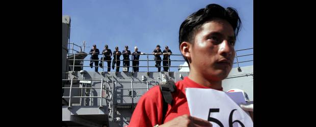 ¿Ilegales, 'negocio' para cárceles de E.U.? | Archivo | Aunque el presidente Barack Obama repita que está comprometido con lograr una reforma, la deportación de 393.000 indocumentados en 2010 y de 387.790 en 2009, así como otras medidas migratorias aplicadas durante su gobierno le han valido críticas entre la comunidad hispana.