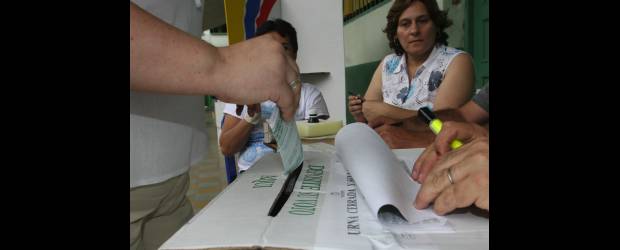 Consulta, vía de la manipulación | Archivo | El próximo jueves 28 de abril los directores de los partidos deberán informar a la Registraduría en qué municipios, ciudades o departamentos se realizarán consultas. Pese a que líderes de ambas colectividades llaman al consenso, los partidos Conservador y Liberal podrían acudir a este mecanismo.