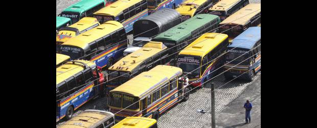 Levantan paro de buses en la comuna 13 | Juan Fernando Cano | Durante gran parte de la jornada de ayer, así como el fin de semana, los buses del barrio Cristóbal permanecieron parqueados en el barrio Belencito.