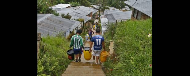 Volvió el agua en 30 barrios | Esteban Vanegas | En Manrique Oriental, los habitantes tuvieron que suplir la falta de agua potable el martes tomando el líquido de manantiales naturales.