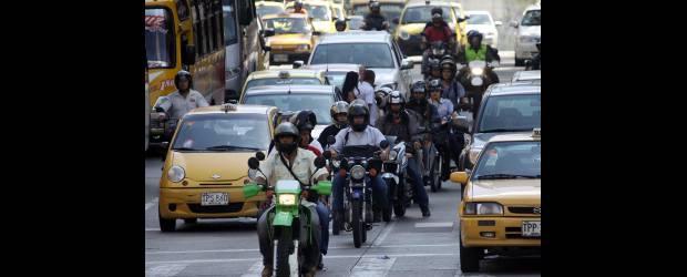 Hey, motociclistas: por amor a la vida, más cultura vial | Róbinson Sáenz | Teniendo en cuenta el crecimiento del parque automotor de motos en la ciudad, se considera que las tasas de accidentalidad de este grupo de usuarios de las vías han bajado en los últimos años. Pero aún así, se lucha porque no se pongan más muertos en el pavimento. A los motociclistas se les pide disciplina.