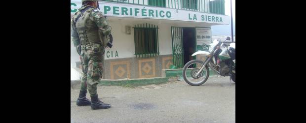 Explosión de granada en La Sierra dejó 12 heridos | Nelson Matta | La noche del domingo, después de un tiroteo que duró tres horas, la banda de "La Sierra" lanzó un petardo frente al antiguo CAI, pero no hubo daños.