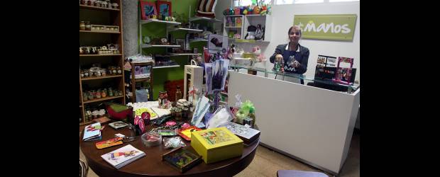 La tienda 'De Mis Manos', en el Olaya | Julio Cesar Herrera | En esta nueva tienda De Mis Manos se encuentran los productos de 70 microempresarias. Hay alimentos, artículos de decoración y hogar, productos infantiles, bisutería y joyería, accesorios, cosméticos y cuero y marroquinería.