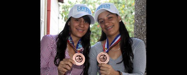El ingenio local es premiado | Róbinson Sáenz | Katherine y Yaqueline Alzate Castaño quieren estudiar medicina, pero un proyecto en ingeniería les dio reconocimiento en feria de Estados Unidos.