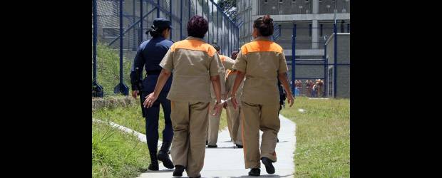 Internas piden mejor trato en El Pedregal | Archivo | Para algunas de las internas en la cárcel de El Pedregal ha sido traumático el cambio de la antigua Reclusión de Mujeres y el compromiso con el reglamento en el nuevo centro penitenciario, ubicado en San Cristóbal.