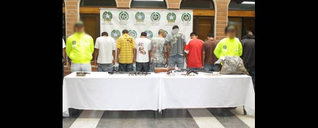 Golpe a banda de "La Camila" en Bello | Cortesía Policía | Las 25 personas capturadas que según las autoridades son parte del combo "la Camila" de Bello, están sindicadas de homicidio, extorsión, desplazamiento forzado, tráfico de estupefacientes y porte ilegal de armas.