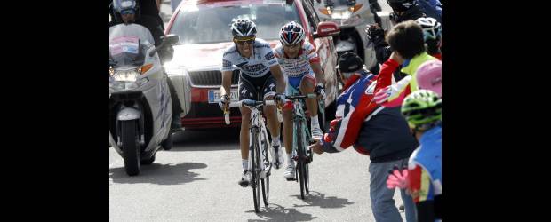 Contador los puso a tirar cuentas | Cortesía Agenzialps.com- Volcán Etna, Italia | Alberto Contador, en la compañía de José Rujano, rumbo al volcán Etna. José Serpa figura octavo de la general, a 1.47 del líder Contador que está de rosa.