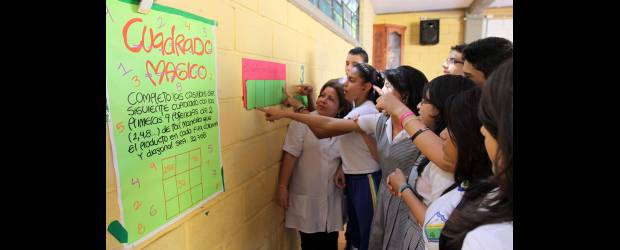 Las matemáticas que pueden ser mágicas | Julio César Herrera | Es común encontrar en los patios del colegio Sor Juana Inés de la Cruz diferentes dinámicas que incentivan el amor y el aprendizaje de las matemáticas. Los estudiantes acuden a los sistemas de interacción para entretenerse y conocer más de la ciencia.