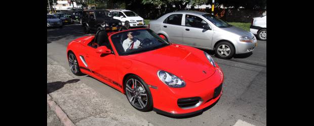 Los carros de película aceleran en la ciudad | Edwin Bustamante | $235 millones. El Boxster Spider de Porsche solo tiene puesto para dos personas, pero en su motor lleva 320 caballos de fuerza. Como éste, solo hay tres en Medellín.