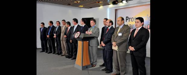 Santos recoge cosecha de la Unidad Nacional | César Carrión, Sig-bogotá | El presidente Juan Manuel Santos y algunos de sus ministros se reunieron ayer con los presidentes del Senador y de la Cámara y con los directores de los partidos de la Unidad Nacional, para destacar la gestión en el Congreso.