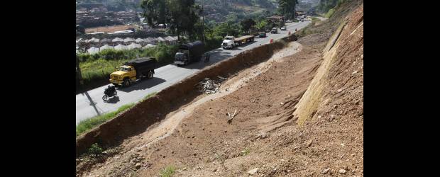 Llegó julio y obras de Ancón no arrancan | Hernán Vanegas | Con la suspensión de los trabajos por tantos meses, la estabilidad de los taludes se resintió y en algunos sitios se han deteriorado las intervenciones especiales que se aplicaron en algunos. El alto tráfico vehicular, presionado por el de carga, hacen del paso por Caldas un suplicio permanente para los usuarios.