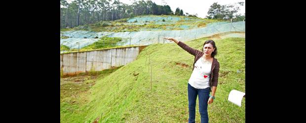 En Alto Verde reclaman fin a obras de drenaje de aguas | Juan Antonio Sánchez | Fabiola Lara, de la casa número uno de la Urbanización Alto Verde, muestra las terrazas que construyó la administración municipal que aunque estabilizaron el terreno, muestran debilidades en el sistema de drenaje de las aguas.