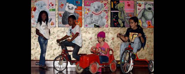 Porque los grandes fueron niños | Manuel Saldarriaga | Una sala que invita a jugar es la que hay actualmente en la Casa de la Lectura Infantil de Comfenalco. La exposición Juguetes estará abierta hasta el 28 de agosto. Informes: 511 59 66. La sede está en la calle 52, La Playa, con la Oriental