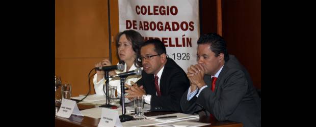 Abogados plantean reparos a reformas | Hernan Vanegas | En el panel "20 años de evolución de la acción de tutela". De izquiera a derecha, Bernardita Pérez, Manuel Quinche y el moderador Juan Guillermo Usme.
