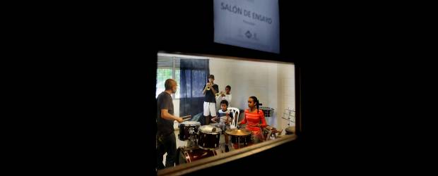 La música tomó otro aire en El Popular | Juan Antonio Sánchez | Niños y jóvenes practican todos los días con disciplina los instrumentos musicales que más les gustan. Su ánimo ha crecido desde que la escuela, una de las 27 que integran el programa de Red de Escuelas de Música de Medellín, fue remodelada. En las obras, la Alcaldía invirtió 87 millones de pesos.