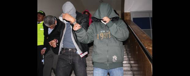 En la cárcel esperan por desfalco a la Dian | Colprensa-Bogotá | Las 13 personas implicadas hasta ahora en el sonado escándalo de corrupción en la Dian recibieron medida de aseguramiento. Dos de ellas estarán en prisión domiciliaria, las otras irán a la Modelo y el Buen Pastor.