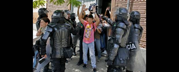 Cámaras abren debate en la U. | Esteban Vanegas | Luego de los enfrentamientos, el Esmad realiza procedimientos de seguridad y requisa a los estudiantes al ingreso del campus para evitar posible porte de armas o elementos que permitan continuar con los disturbios.