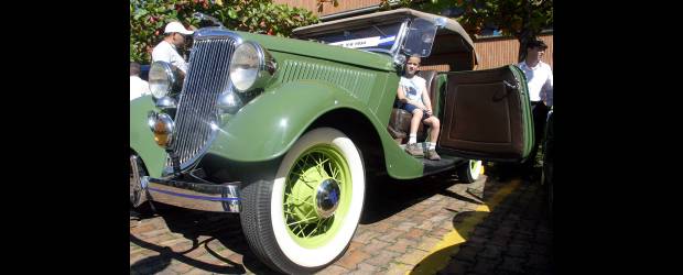Cuatro ruedas y el pasado | Archivo | Uno de los eventos más nostálgicos de la Feria es el Desfile de Autos Clásicos y Antiguos de EL COLOMBIANO. Este año son cerca de 200 los vehículos que participarán. El recorrido es de unos 20 kilómetros. Es un verdadero viaje al pasado, pues la gente suele usar los trajes de época que le corresponden a cada vehículo.