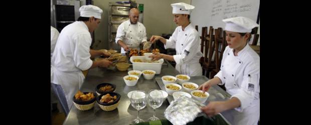 Otro sabor llega con aromas y saberes de Colombia y Francia | Archivo | El chef colombiano Sebastián Sáenz Sierra sorprendió a los asistentes al lanzamiento con un llamativo y rico menú colombofrancés.