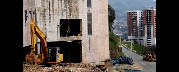 El vía crucis por la obra negra del Grupo Monarca | Manuel Saldarriaga | Este es el aspecto que tenía el pasado 21 de julio el ingreso al edificio Saltamontes. El viernes anterior visitamos nuevamente la estructura y seguía en similares condiciones.