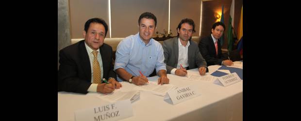 Aspirantes firmaron acuerdo sobre la paz | Hernán Vanegas | De izquierda a derecha: Luis F. Muñoz, Aníbal Gaviria, Federico Gutiérrez y Jorge Gaviria. Luis Pérez y Jacqueline Toloza también asistieron al evento.