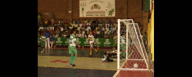 Jardín se anima con el fútbol de salón | Archivo | En cada jornada ingresan entre 300 y 500 personas al coliseo del Café, donde los hinchas deben pagar apenas 2.000 pesos. La meta de los organizadores del Nacional Juvenil de Fútbol de Salón es apreciar el escenario lleno pasado mañana cuando se juegue la final del campeonato, que hoy empieza con los cruzados.