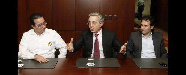 Uribe llama a defender las Autopistas | Edwin Bustamante | El expresidente Uribe reanudó ayer su acompañamiento a Estrada y Gutiérrez, en su campaña para llegar a la Gobernación y a la Alcaldía.