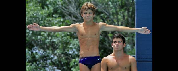 Reyes de los clavados se juegan la suerte en los trampolines | Henry Agudelo | Los hermanos Miguel Ángel y Sebastián Reyes Abadía (primer plano), ganadores de medallas de bronce en el Panamericano júnior de clavados que se cumple en Medellín. Ambos son del Valle del Cauca y entrenan al lado del técnico Juan Campuzano. Su primer formador fue Miguel Tobón (q.e.p.d). Colombia está en el tercer lugar en el torneo que se cierra hoy desde las 10:00 a.m.