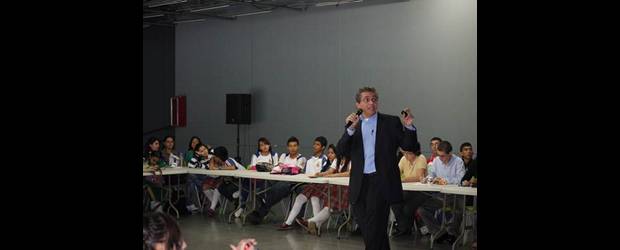 Fernando enseña el universo a estudiantes | Cortesía | Fernando González (foto) habló con algunos estudiantes de la ciudad, con un lenguaje sencillo, sobre el espacio y los satélites.