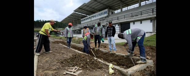 La unidad deportiva brinda Equidad a Guarne | Jaime Pérez- Guarne | Ahora el nuevo reto, según Rubén Darío Giraldo (izquierda), en el Parque deportivo y recreativo la Equidad es tener para el próximo mes lista la pista de atletismo.