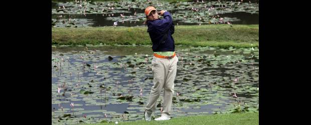 El Mono Álvarez vuelve al círculo de ganadores | Archivo | Viniendo desde atrás para ganar el 58º Aberto do Brasil, el colombiano Óscar Álvarez logró el título más importante de sus cinco años de carrera como profesional. El jugador de 28 años tiró 68 por tercer día consecutivo para vencer por un golpe a los argentinos César Costilla, 70, y Sebastián Fernández, 71. .