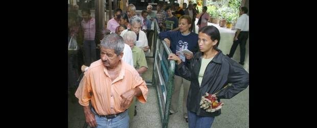 POS único para los mayores de 60 años | Archivo | Que mayores de 60 años afiliados al régimen subsidiado tengan los mismos beneficios en su atención médica que sus pares del régimen contributivo implica al Gobierno un esfuerzo presupuestal de 440.000 millones de pesos.
