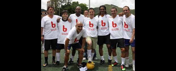 Un toque toque por la vida | Edwin Bustamante | El candidato Aníbal Gaviria con Aristizábal, Téllez, el "Tino" Asprilla, las dos "Pelusas" y sus asesores de campaña.