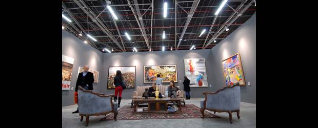 Amantes de toda la vida | Fotos: Cortesía Y Colprensa | La galería de Christopher Paschall participó en ArtBo. La sala que él organizo encantó a muchos. Fue como hacer negocios en la sala de la casa y hablar de arte cercanamente. La obra de las sillas, de Diana Drews, fue su aporte conceptual.