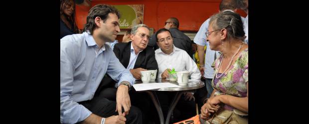 Candidatos de la U y Uribe, contra la inseguridad | Cortesía | El expresidente Uribe firmó junto con Carlos Mario Estrada y Federico Gutiérrez el "Compromiso con la seguridad de Medellín y Antioquia" en una de las tiendas de La Sierra, exactamente en una denominada "frontera invisible".