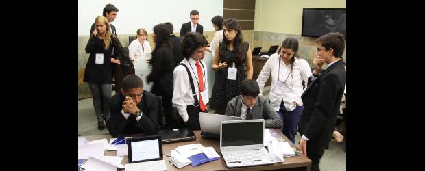 Diplomáticos de la ONU, en formación | Róbinson Sáenz | Toda esta semana se realiza EafitMun, los horarios, la ropa, las posturas de los diplomáticos, todo, tiene que ser conforme a la realidad que se vive en las sesiones que realizan en las Organización de las Naciones Unidas.