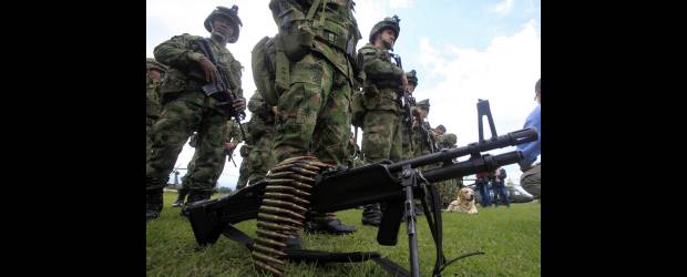 Ofensiva contra guerrillas en sus 'santuarios' | Colprensa | La ofensiva de las Fuerzas Militares tendrá desde el próximo año nueva estrategia basada en operaciones conjuntas, refuerzo de inteligencia e inversión social en regiones que fueron ocupadas por las guerrillas por ausencia del Estado.
