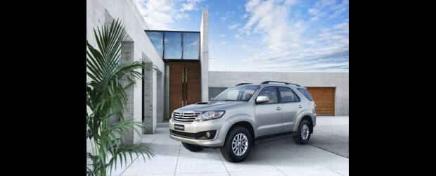 Toyota Fortuner es pura deportividad | Esta versión renovada, modelo 2012, comenzará a ensamblarse en Argentina para surtir todo el mercado suramericano. La versión básica puede transportar 5 personas.