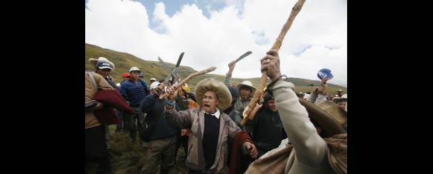 Paro indefinido en Perú por proyecto minero | Enrique Castro-mendivil, Reuters - Cajamarca,perú | Los manifestantes se mantienen a la expectativa de los acuerdos de los dirigentes del Frente de Defensa Ambiental sobre la continuidad de la protesta.