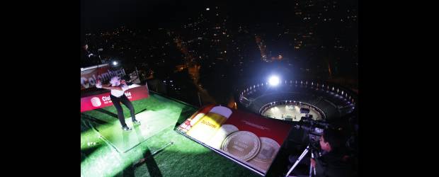 Camilo intentará hoyo entre gordos | Archivo, Colprensa | Este fue el reto que hizo Camilo Villegas el año pasado desde un edificio cercano a la Plaza de Toros La Santamaría de Bogotá. Aunque no hubo hoyo en uno fue un espectáculo, que este año se vivirá en el centro de Medellín.