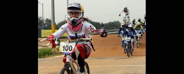 120 ciclistas estirarán el cuello para recibir medalla | Colprensa, Bogotá | Mariana Pajón Londoño fue campeona mundial y hasta ayer figuraba segunda en el escalafón mundial de 2011 de la Unión Ciclista Internacional. Será una de las homenajeadas de esta noche, por su brillante año, repleto de triunfos.
