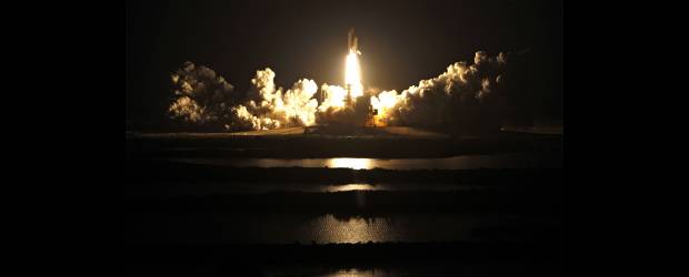 Lanzamiento del transbordador Endeavour | AP | El Endeavour partió el lunes, 8 de febrero, de madrugada, hacia la Estación Espacial Internacional dejando tras de sí una estela luminosa en medio de la noche, imagen que hizo historia ya que no hay previstos más vuelos nocturnos de un transbordador