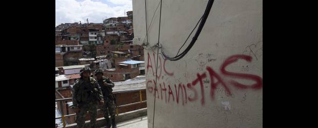 Gobierno fija mira en las bacrim | Henry Agudelo | En la comuna 13 los integrantes de "los Urabeños" amenazaron todos los establecimientos comerciales y a las rutas de transporte público, sin embargo la Policía aseguró que la presencia en la ciudad de este grupo es "fábula".