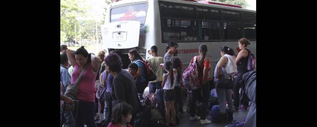 Viajeros, con la nostalgia del adiós... | Henry Agudelo | Entre los que llegaban, algunos procedían de diferentes pueblos de Antioquia. Pero también arribaban viajeros que estaban de paseos en la Costa o el Eje Cafetero y Bucaramanga. Ayer fue uno de los días de mayor afluencia de pasajeros en las terminales, especialmente la del Norte, de donde sale un mayor número de rutas tanto nacionales como departamentales. Se vino el 2012 con su rutina.
